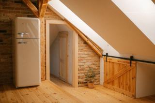 Escalier escamotable en bois déplié sous une trappe de plafond