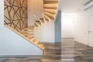 Vitrifier un escalier en bois ou le peindre, que choisir ?